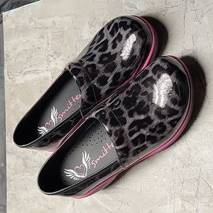 Smitten animal print slip resistant clogs size 41